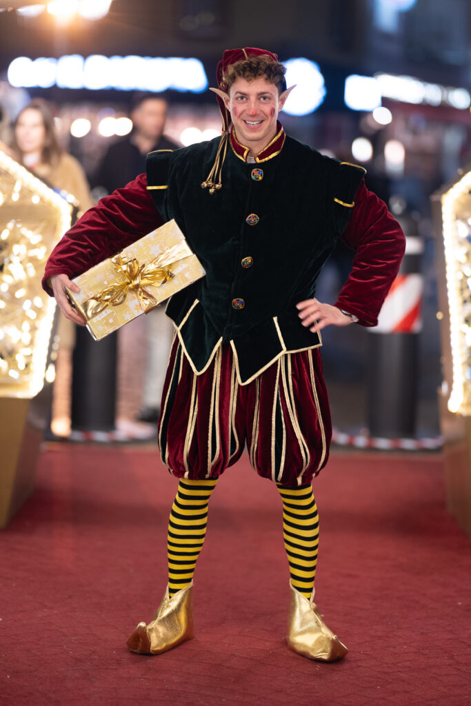 Weihnachtself im klassischen rotgrünen Outfit