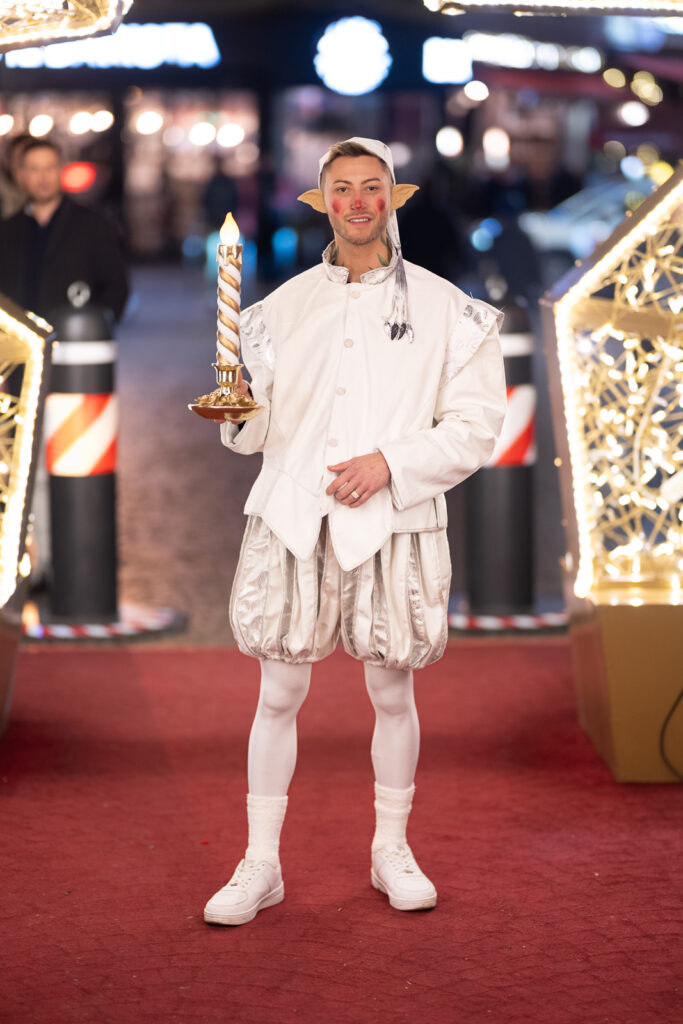 Weihnachtself in weiß